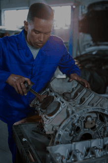 Mecanico mechendo em um motor.